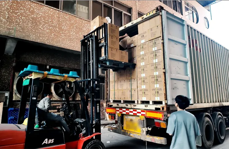 Cargo loading operation at Shenzhen warehouse